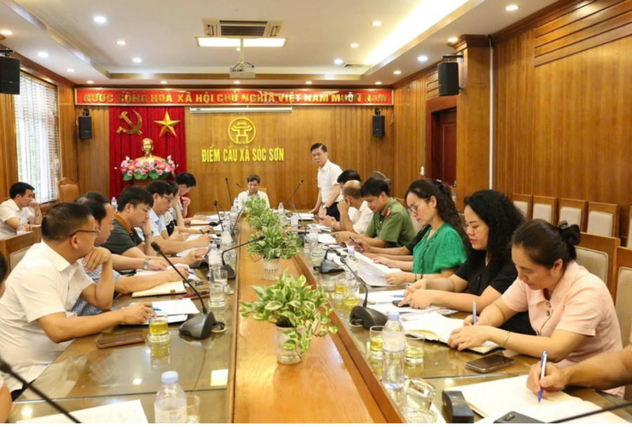 Đồng chí Phạm Quang Ngọc – Phó Bí thư Đảng ủy, Chủ tịch UBND xã chủ trì hội nghị.