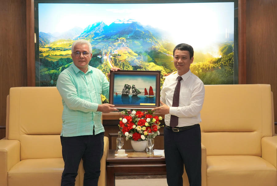 Ông Nguyễn Hồng Dương, Ủy viên Ban Thường vụ, Trưởng Ban Tuyên giáo và Dân vận Tỉnh ủy, trao món quà lưu niệm cho Tiến sĩ Rene Gonzalez Barros - Giám đốc Trung tâm Fidel Castro Ruz.