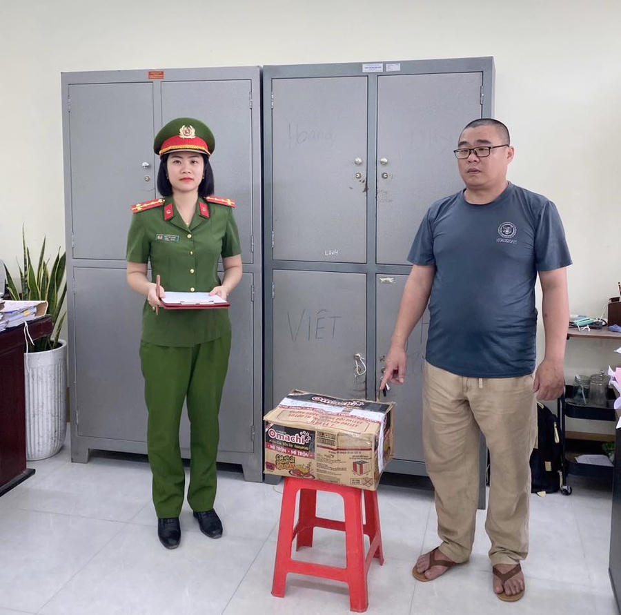 Lực lượng chức năng khởi tố đối tượng buôn bán, tàng trữ pháo nổ trái phép. (Ảnh: Công an Tuyên Quang).