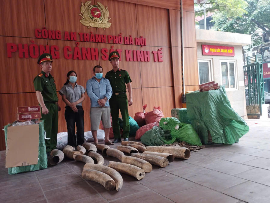 Hai vợ chồng Phạm Tiến Chang và Ngô Thị Nhậm tại Cơ quan Công an.