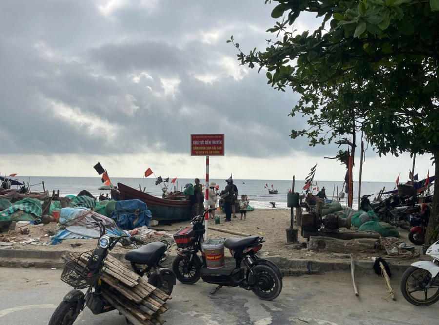 Biển cấm buôn bán hải sản tại nơi neo đậu tàu thuyền trên bờ biển Sầm Sơn.