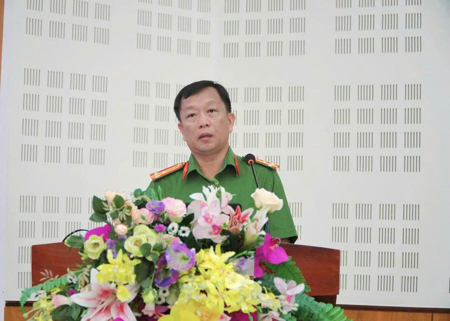 Các báo cáo viên trình bày báo cáo chuyên đề tại hội nghị.