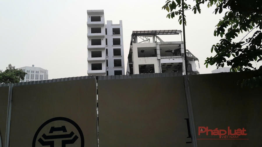 Khách sạn 9 tầng nằm trong Dự án quảng trường - công viên phía Đông hồ Hoàn Kiếm (Hà Nội) trước khi bị phá dỡ.