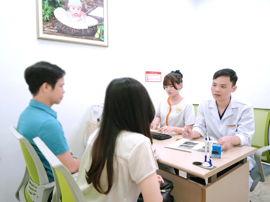 BS Thiều Đình Trọng, Bệnh viện Nam học và Hiếm muộn Hà Nội tư vấn cho bệnh nhân.