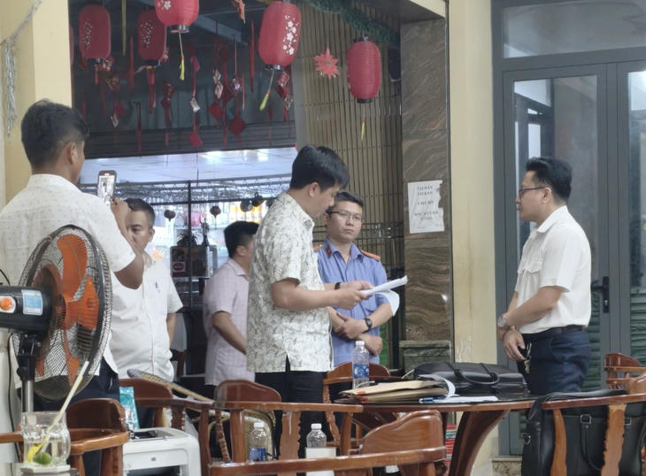 Cơ quan Công an bắt quả tang Trần Minh Trường nhận tiền của doanh nghiệp. Ảnh CA TP Cần Thơ.