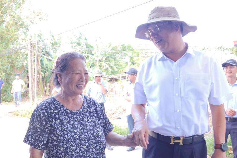 Ông Nguyễn Công Hoàng - Phó Chủ tịch UBND tỉnh Quảng Ngãi trao đổi với người dân vùng dự án. Ảnh: Cổng Thông tin điện tử tỉnh Quảng Ngãi