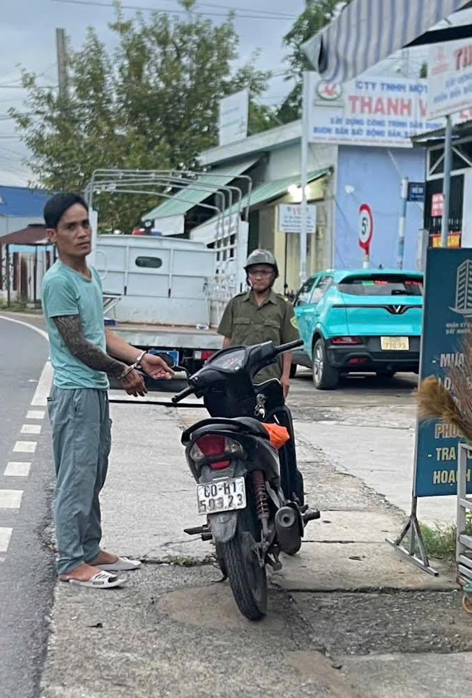 Đối tượng Nguyễn Thanh Điền cùng chiếc xe tăng vật.