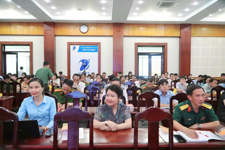Các đại biểu dự hội nghị.