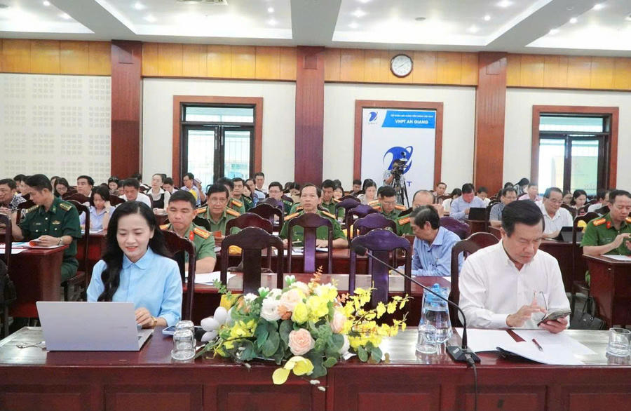 Các đại biểu dự hội nghị.