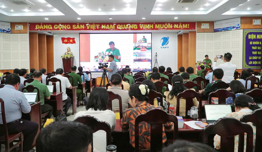 Hội nghị được tổ chức trực tiếp kết hợp trực tuyến, có kết nối từ cấp tỉnh đến 102 xã, phường, đặc khu trên toàn tỉnh An Giang. Hội nghị được tổ chức trực tiếp kết hợp trực tuyến, có kết nối từ cấp tỉnh đến 102 xã, phường, đặc khu trên toàn tỉnh An Giang.