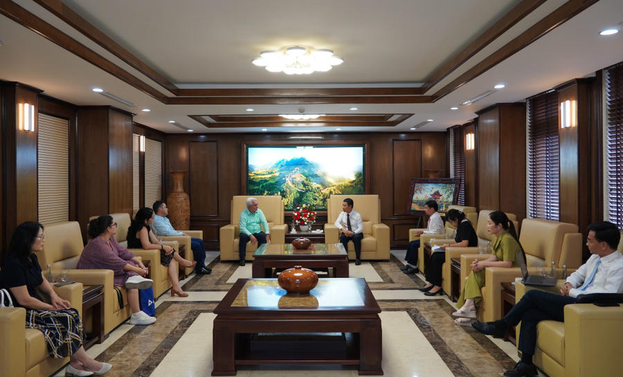 Quang cảnh buổi làm việc.