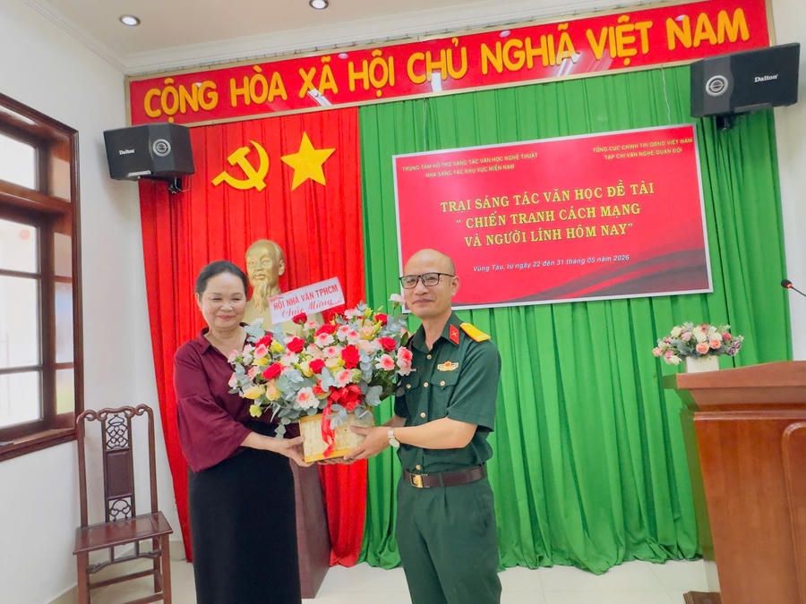 Nhà thơ Đoàn Văn Mật, Phó Tổng biên tập Tạp chí Văn nghệ Quân đội (bên phải) tại buổi khai mạc