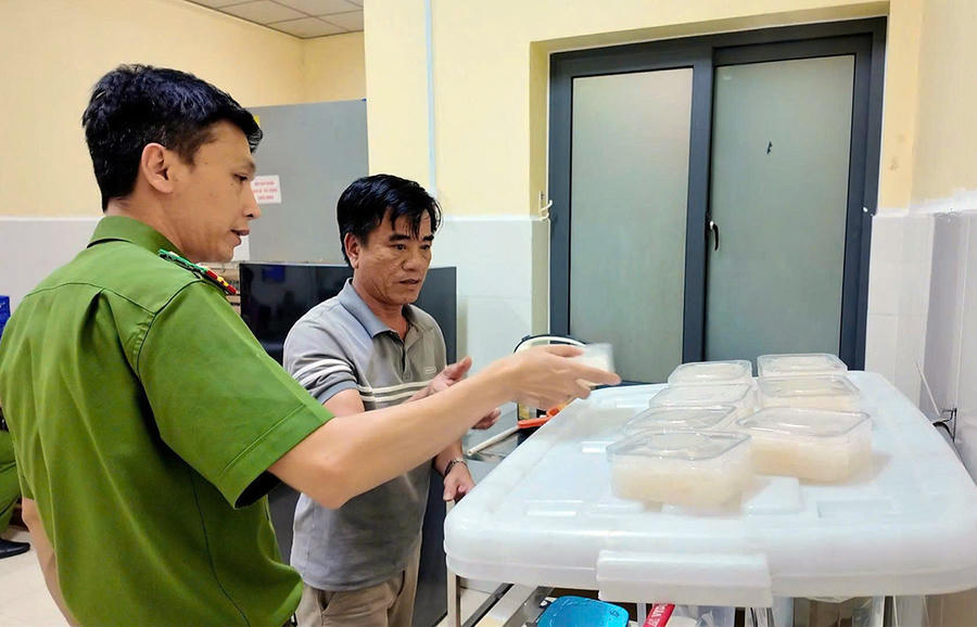 Công an kiểm tra cơ sở sản xuất yến của ông Huỳnh Văn Lo.