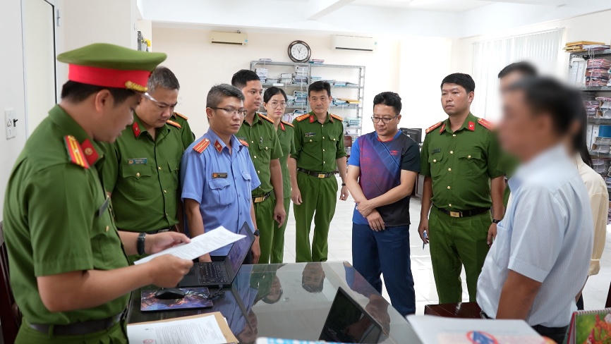 Cơ quan CSĐT tống đạt các Quyết định và Lệnh đối với Trần Minh Trường. Ảnh CA TP Cần Thơ