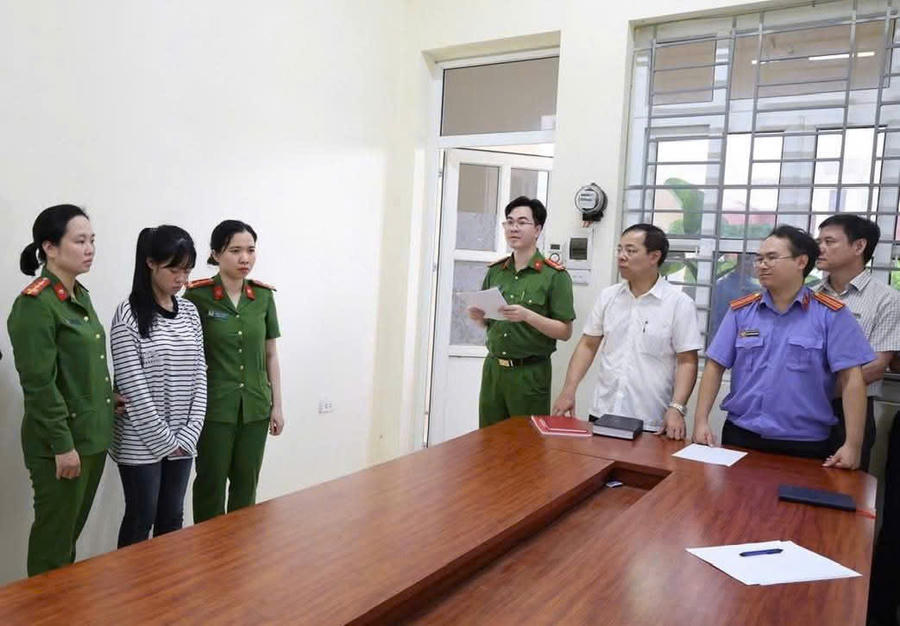Hai đối tượng tại Cơ quan điều tra. (Ảnh: Công an tỉnh Phú Thọ)