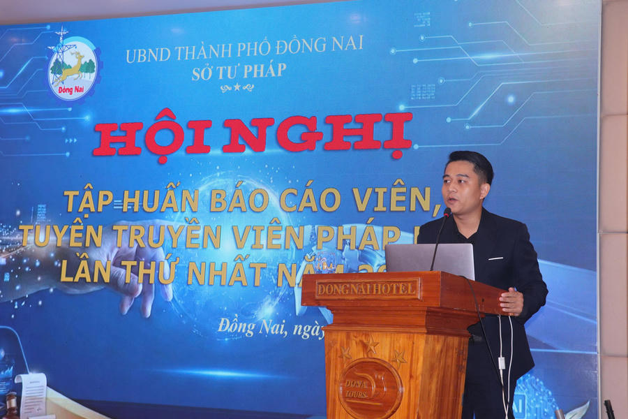 thạc sĩ Trần Anh Tuấn – Giảng viên, chuyên gia đào tạo AI, Giám đốc Công ty TNHH TYD Branding đã trình bày chuyên đề