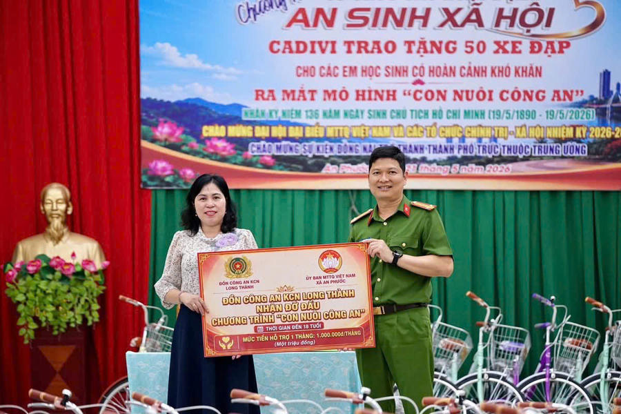 Trung tá Vũ Thành Bắc – Trưởng Đồn Công an KCN Long Thành đại diện Đồn Công an KCN Long Thành nhận đõ đầu chương trình "Con nuôi Công an".