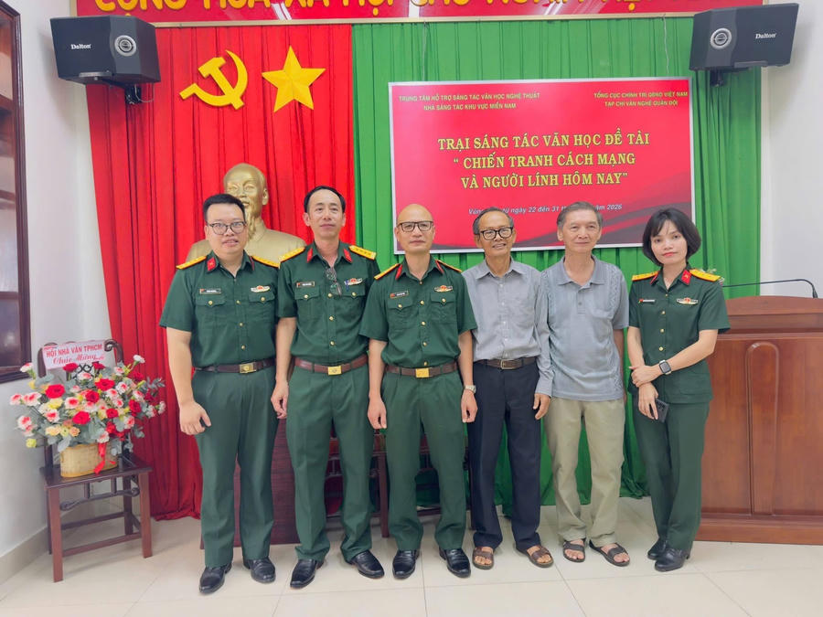 Nhà thơ Nguyễn Thị Kim Nhung (ngoài cùng bên phải) tham dự buổi khai mạc