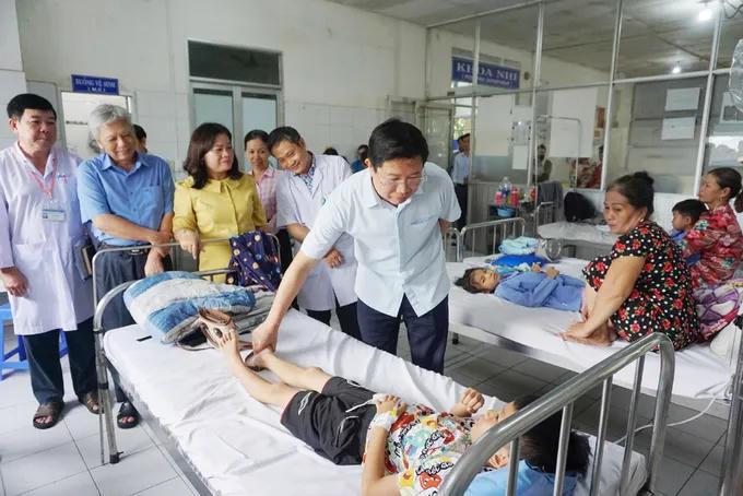 Phó Chủ tịch Ủy ban nhân dân tỉnh Huỳnh Minh Tuấn ân cần thăm hỏi, động viên các em học sinh. (Ảnh: Cổng TTĐT tỉnh Đồng Tháp)