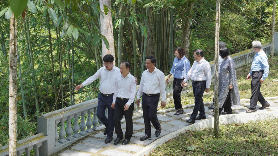 Đoàn đại biểu dâng hương, tưởng niệm và tri ân công lao to lớn của các cán bộ tiền bối Bộ Tư pháp. Ảnh: Đức Mạnh.