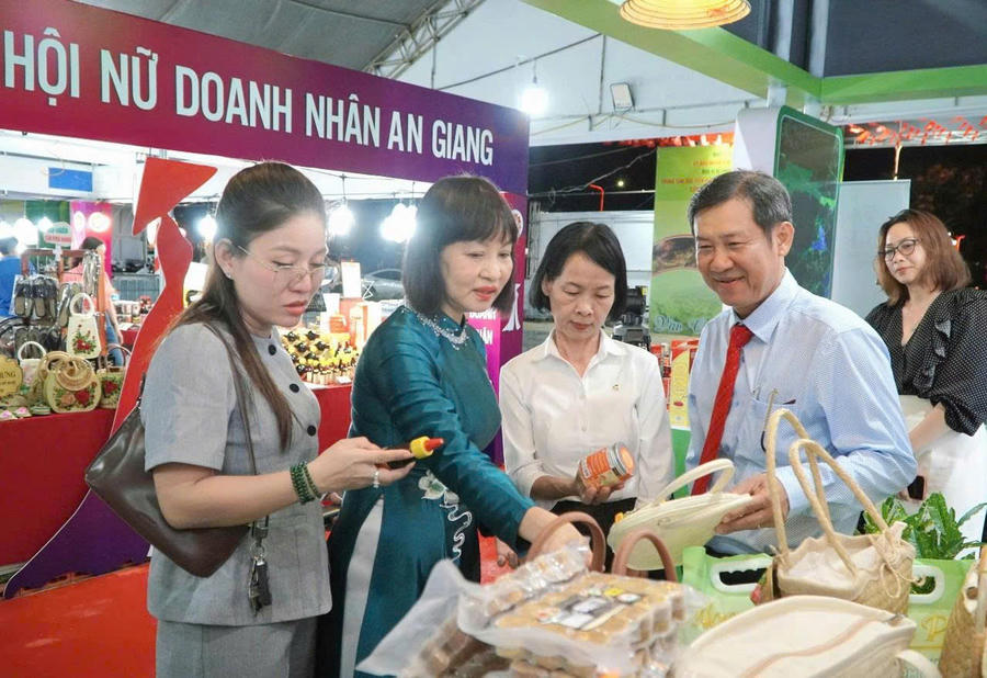 Đại biểu tỉnh An Giang tham quan gian hàng OCOP tại lễ khai mạc. Đại biểu tỉnh An Giang tham quan gian hàng OCOP tại lễ khai mạc.