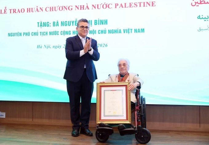 Nguyên Phó chủ tịch nước Nguyễn Thị Bình được trao tặng Huân chương Ngôi sao Công trạng của Palestine. Ảnh: TTXVN