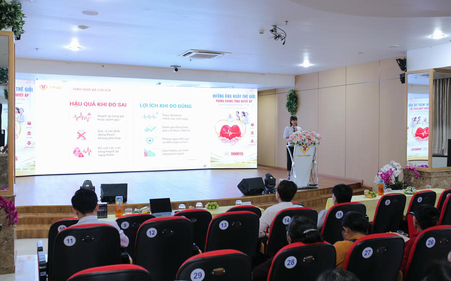 Quang cảnh chương trình ra mắt Câu lạc bộ Người bệnh Tim mạch nhân Ngày Thế giới Phòng chống Tăng huyết áp.