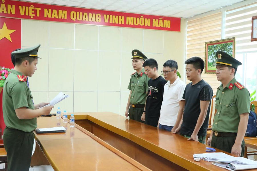 Cơ quan điều tra tống đạt quyết định khởi tố các đối tượng - Ảnh Công an Hà Tĩnh.
