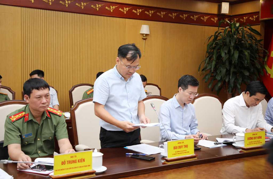 Thành viên đoàn kiểm tra, giám sát số 17 của Bộ Chính trị trình bày dự thảo kết quả kiểm tra, giám sát của Bộ Chính trị, Ban Bí thư.