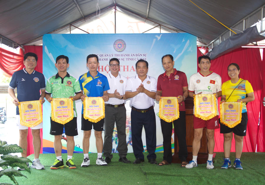 Ông Phan Huy Hiếu và ông Huỳnh Hoàng Khâm tặng Cờ lưu niệm cho các đơn vị trong Cụm thi đua các tỉnh Nam Bộ.