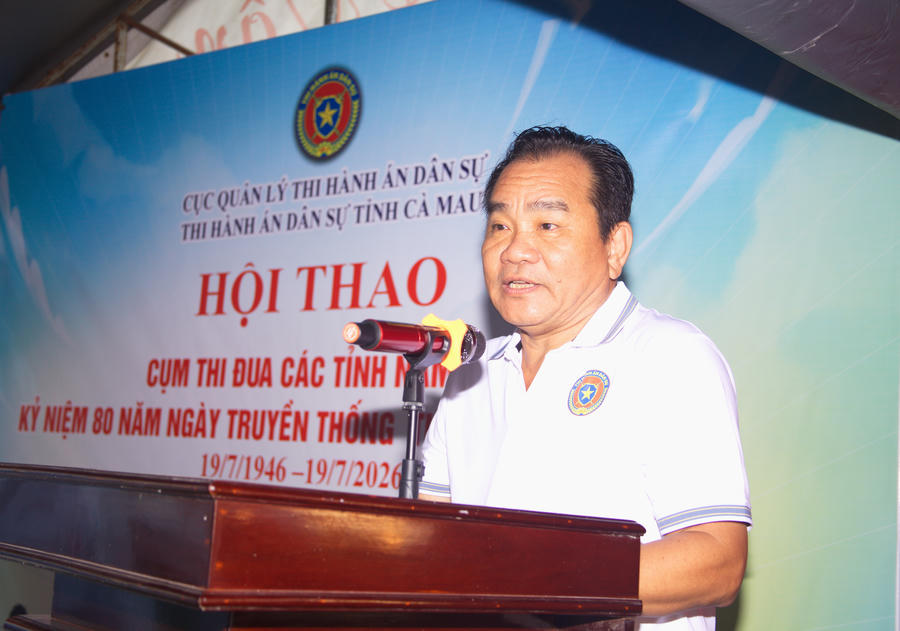 Ông Huỳnh Hoàng Khâm – Trưởng THADS tỉnh Cà Mau, Trưởng Ban Tổ chức Hội thao Cụm thi đua các tỉnh Nam Bộ, phát biểu khai mạc.