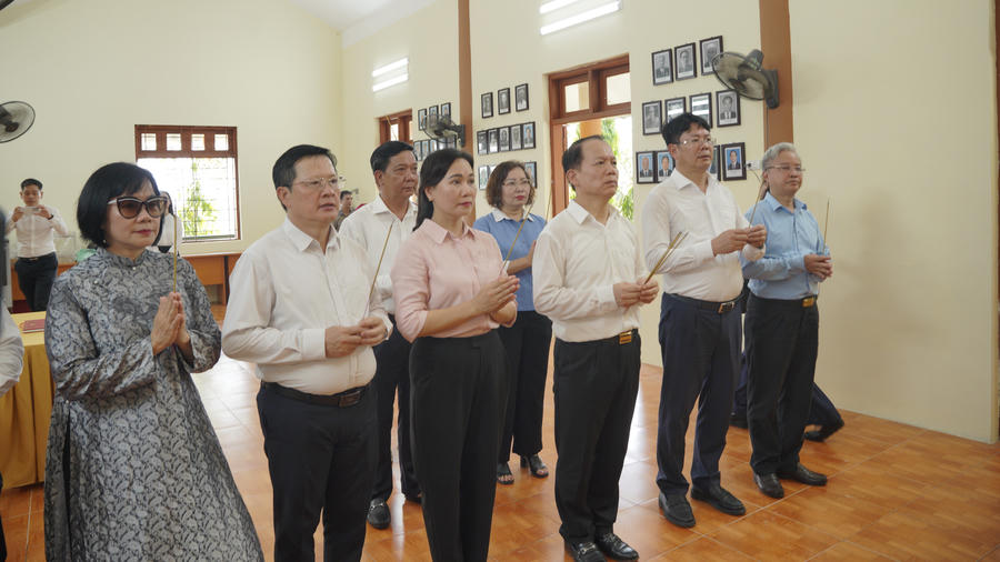 Đoàn đại biểu dâng hương, tưởng niệm và báo công dâng Bác tại nhà truyền thống Bộ Tư pháp. Ảnh: Đức Mạnh.