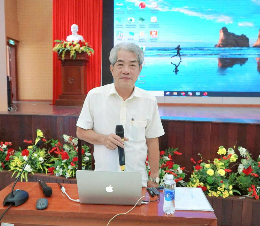 Ông Trần Văn Khái, Chủ tịch Hội công chứng viên tỉnh An Giang phát biểu. Ông Trần Văn Khái, Chủ tịch Hội công chứng viên tỉnh An Giang phát biểu.