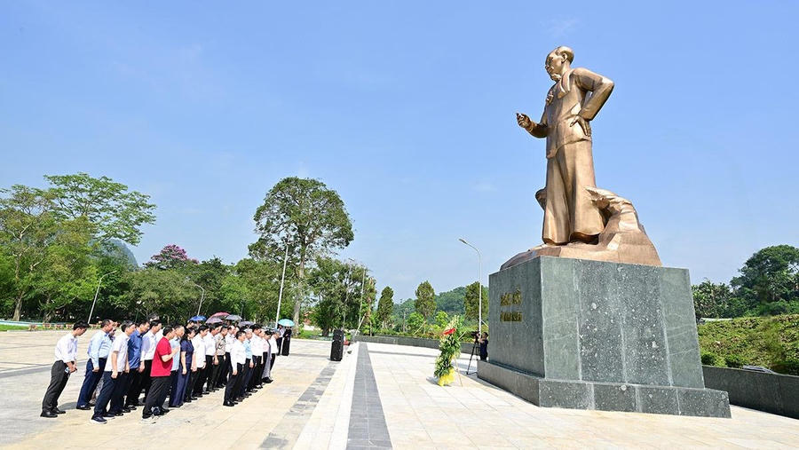 Đoàn đại biểu Bộ Tư pháp dâng hương tại tượng đài Hồ Chí Minh. Ảnh: Đức Tuyển.
