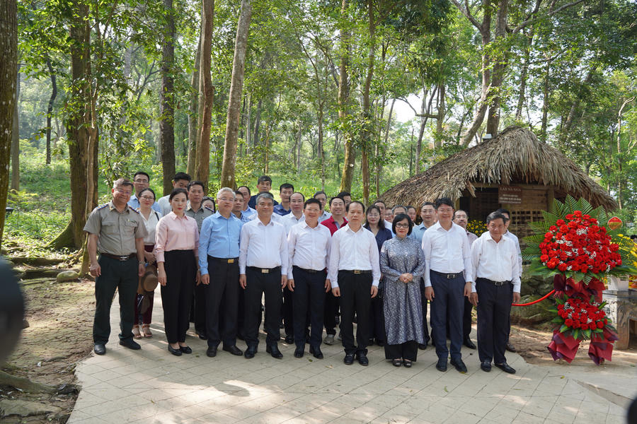 Đoàn đại biểu Bộ Tư pháp thăm quan và dâng hương tại di tích lán Nà Nưa. Ảnh: Đức Tuyển.