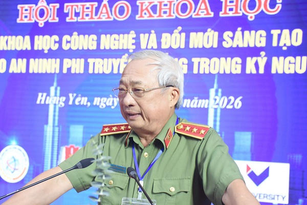 GS.TS, Thượng tướng Nguyễn Văn Thành, nguyên Ủy viên Ban Chấp hành Trung ương Đảng, nguyên Phó Chủ tịch Hội đồng lý luận Trung ương, nguyên Thứ trưởng Bộ Công an phát biểu tham luận tại hội thảo.