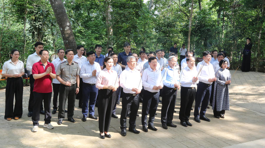 Đoàn đại biểu Bộ Tư pháp thăm quan và dâng hương tại di tích lán Nà Nưa. Ảnh: Đức Tuyển.