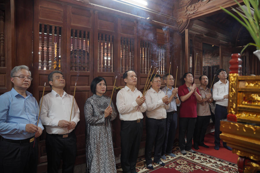 Đoàn đại biểu Bộ Tư pháp tới dâng hương, tưởng niệm và tri ân công lao to lớn của Chủ tịch Hồ Chí Minh cùng các cán bộ tiền bối cách mạng. Ảnh: Đức Mạnh.