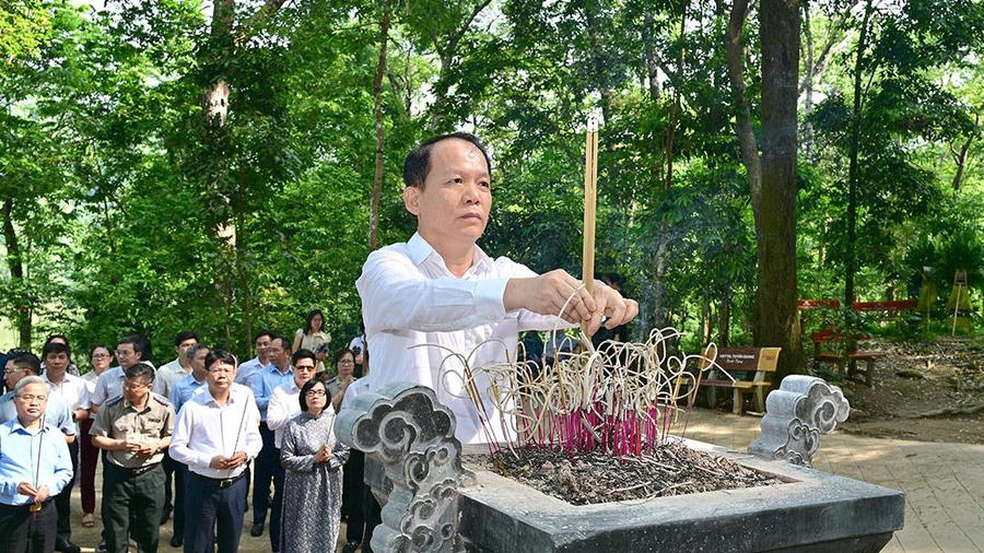 Đoàn đại biểu Bộ Tư pháp thăm quan và dâng hương tại di tích lán Nà Nưa. Ảnh: Đức Tuyển.