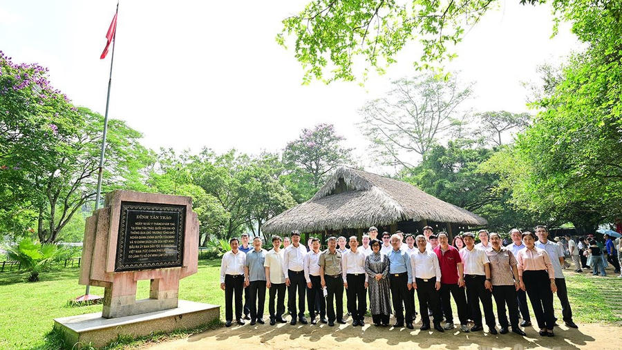 Đoàn đại biểu Bộ Tư pháp dâng hương tại đình Tân Trào. Ảnh: Đức Mạnh.