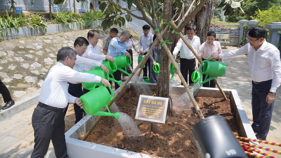 Bộ trưởng Hoàng Thanh Tùng và đoàn đại biểu trồng cây lưu niệm tại Khu di tích lịch sử Bộ Tư pháp. Ảnh: Đức Mạnh.
