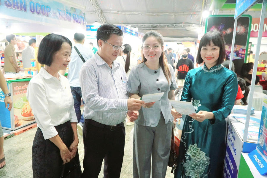 Đại biểu check-in tại các gian hàng.