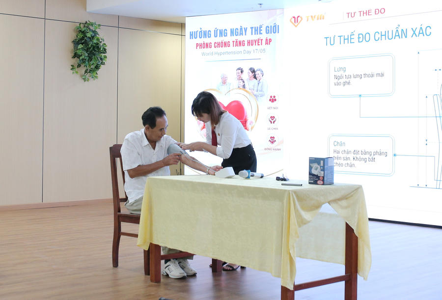 ThS. Dương Thị Bé Nhiên trực tiếp hướng dẫn người dân sử dụng máy đo huyết áp và thực hành đo huyết áp đúng cách.