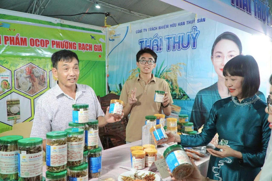 Đại biểu tham quan các gian hàng OCOP.