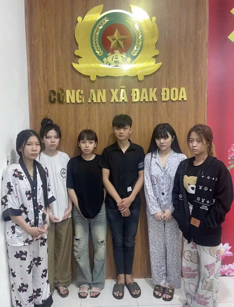 Các đối tượng bị tạm giữ. Ảnh: CA xã Đak Đoa