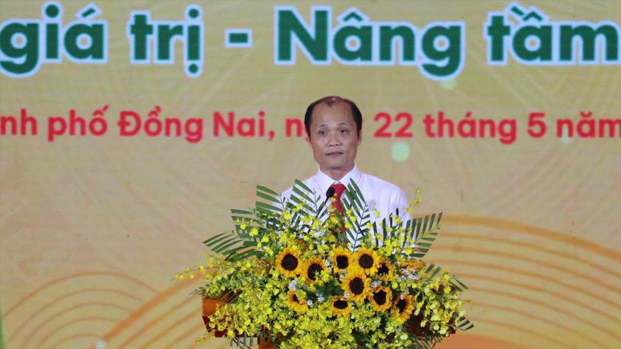 Phó Chủ tịch UBND thành phố Đồng Nai Nguyễn Tuấn Anh phát biểu khai mạc Lễ hội Quả Điều Vàng thành phố Đồng Nai năm 2026. Ảnh: TTXVN