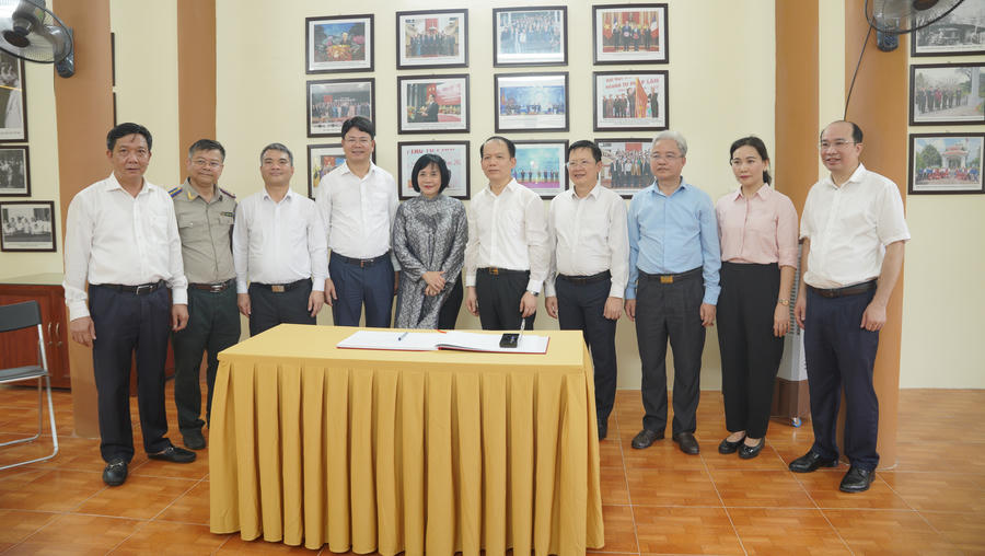 Bộ trưởng Hoàng Thanh Tùng ghi sổ vàng lưu bút Khu di tích lịch sử Bộ Tư pháp. Ảnh: Đức Mạnh.
