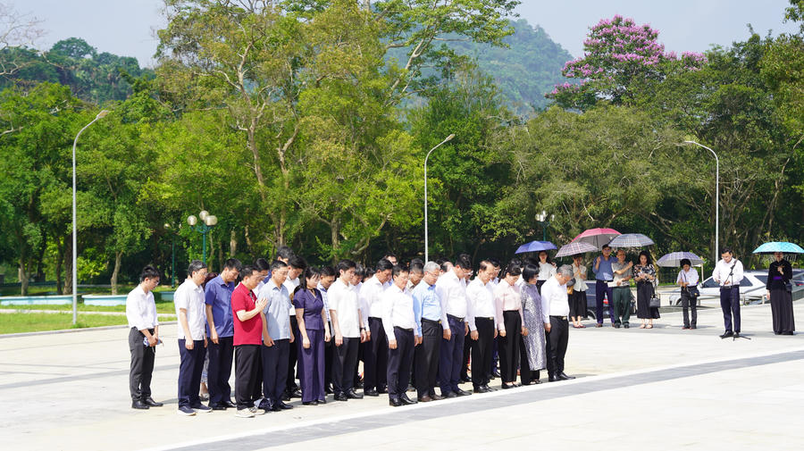 Đoàn đại biểu Bộ Tư pháp dâng hương tại tượng đài Hồ Chí Minh. Ảnh: Đức Tuyển.