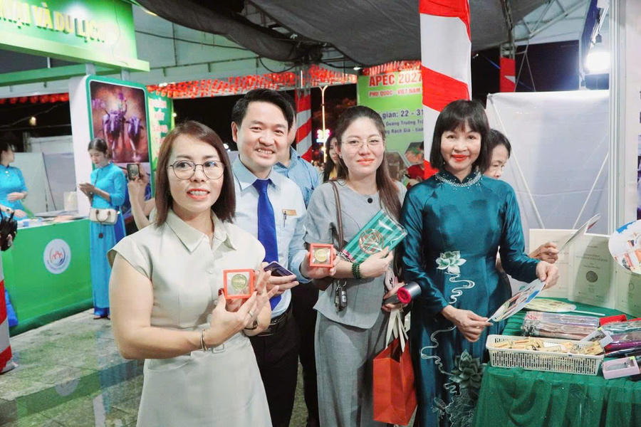 Đại biểu check-in tại các gian hàng.