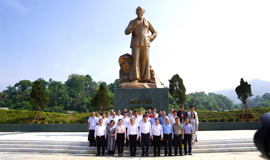 Đoàn đại biểu Bộ Tư pháp dâng hương tại tượng đài Hồ Chí Minh. Ảnh: Đức Tuyển.